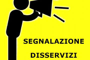 Uomo con megafano su sfondo giallo