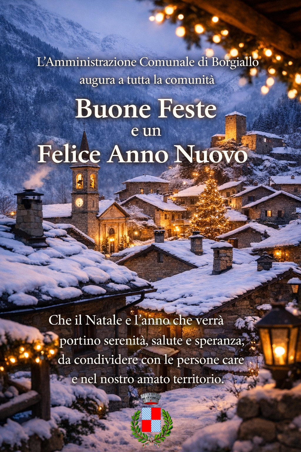 Borgo alpino con addobbi di natale e montagne innevate sullo sfondo